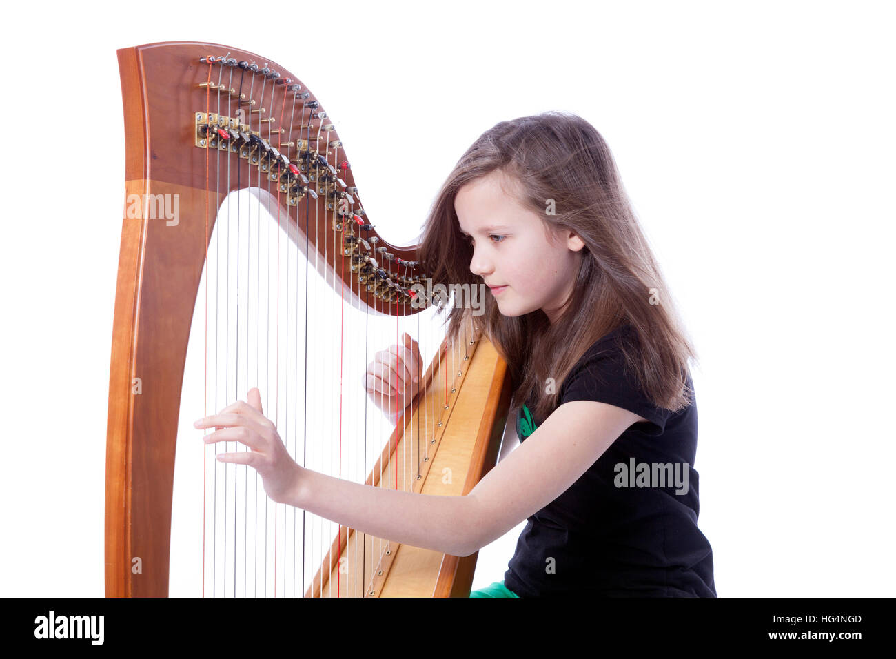Элемент игры на арфе 5. Девушка с арфой. Маленькая девочка арфистка. Девушка с маленькой арфой. Играет на арфе на белом фоне.