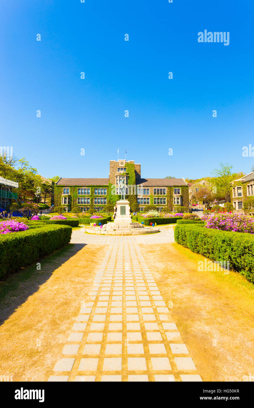 Path leading to Horace Grant Underwood statue surrounded by ivy covered buildings on main quad of Sinchon campus of Yonsei Unive Stock Photo