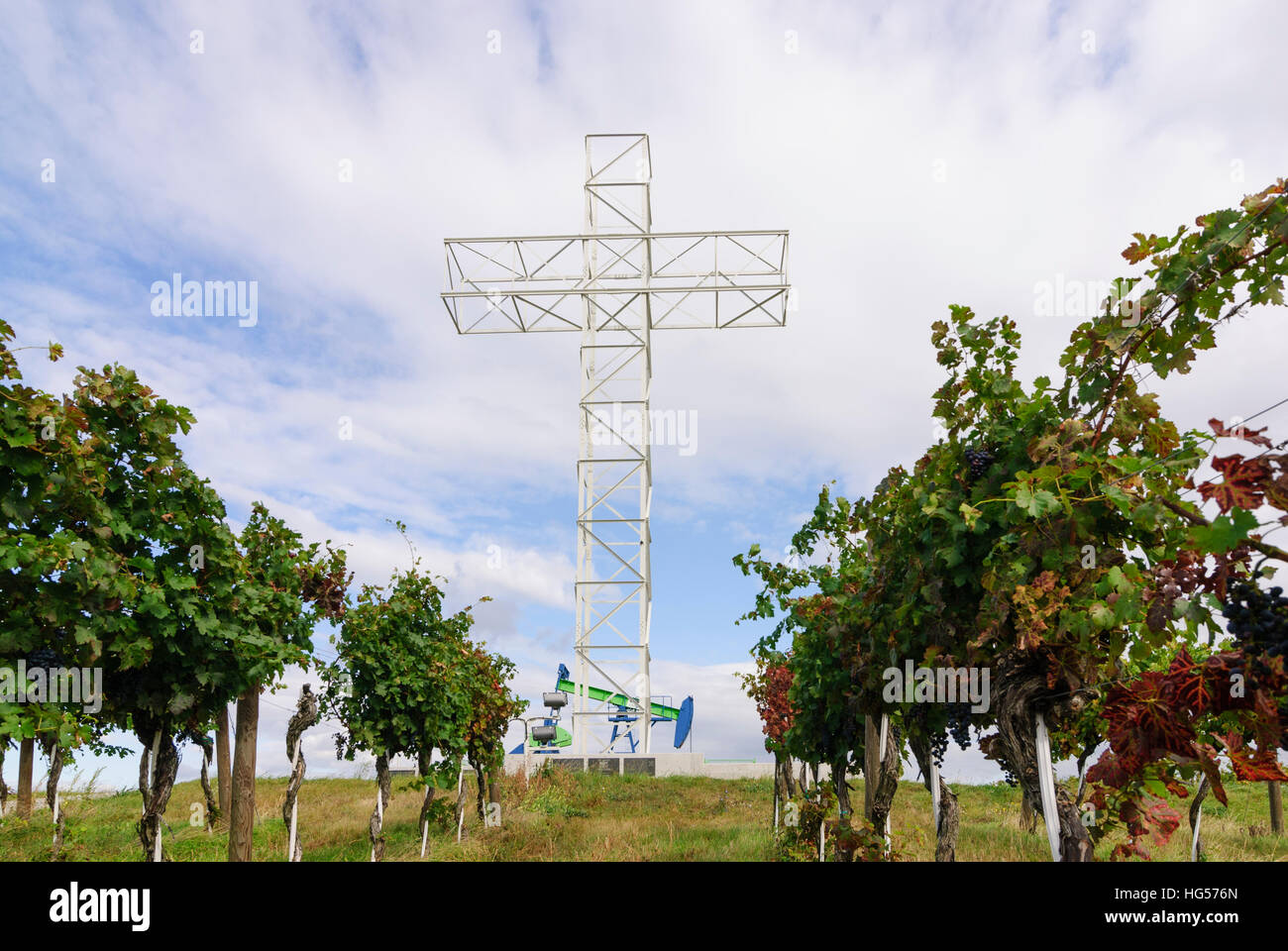 Prottes: Petroleum pump in the Matzen field of the OMV and Babara Cross to commemorate workers of the OMV in the midst of vineyards who had been kille Stock Photo