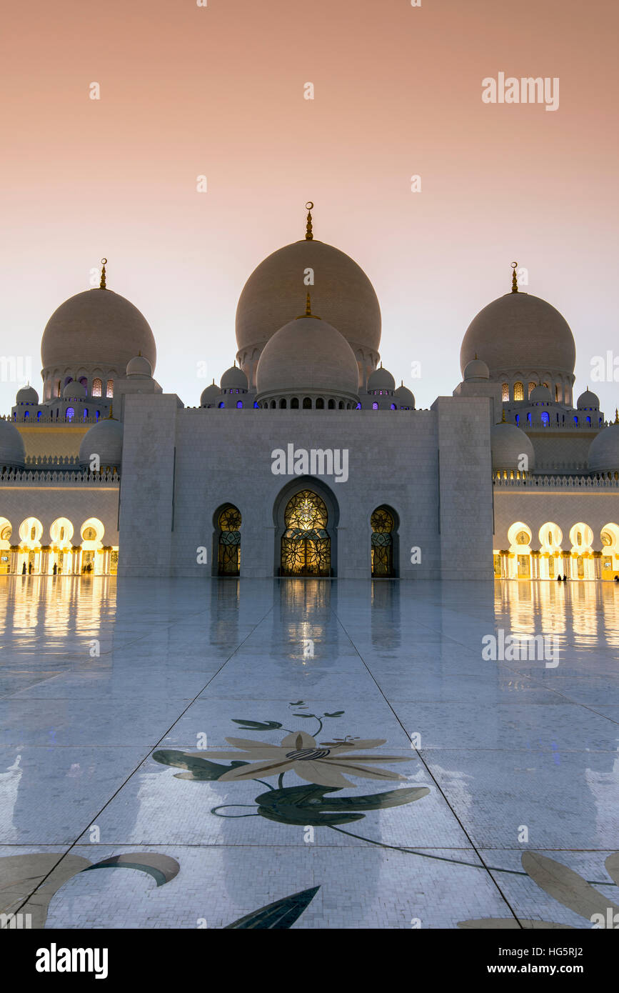 Sheikh Zayed Mosque at sunset, Abu Dhabi, United Arab Emirates Stock Photo