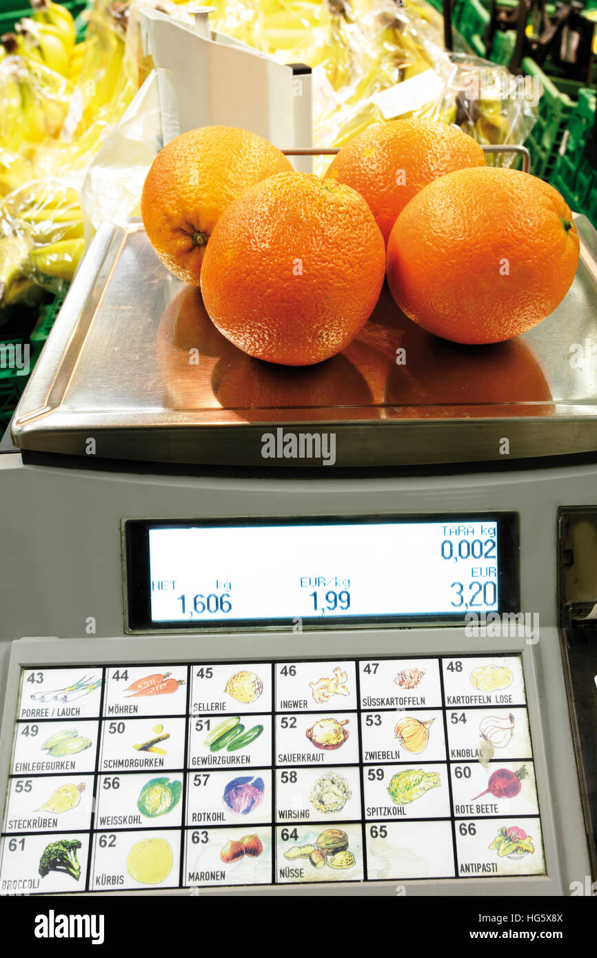 Supermarket, produce scale weighing oranges (Citrus Stock Photo Alamy