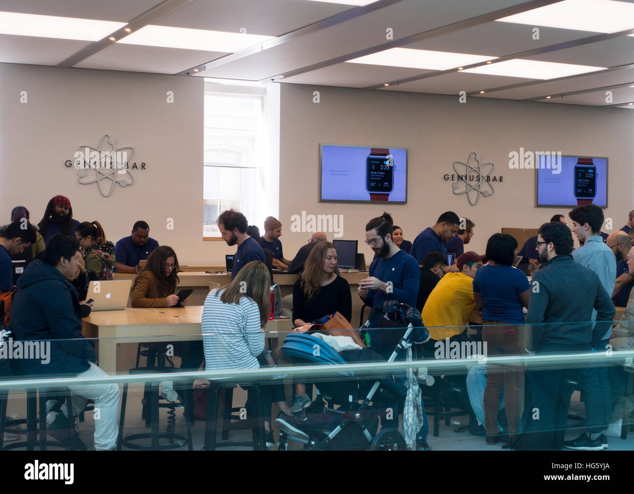 Apple Store Soho New York City Stock Photo Alamy