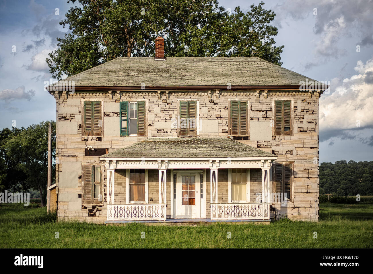 Old farmhouse roadside American midwest Stock Photo