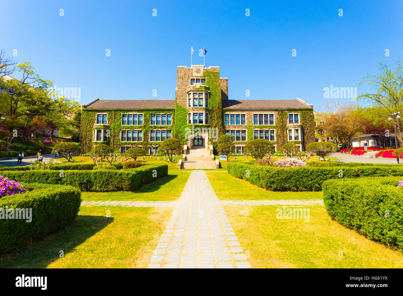 Grassy walking path leading to ivy covered main building at venerable Yonsei University in Sinchon, Seoul, South Korea. Horizont Stock Photo