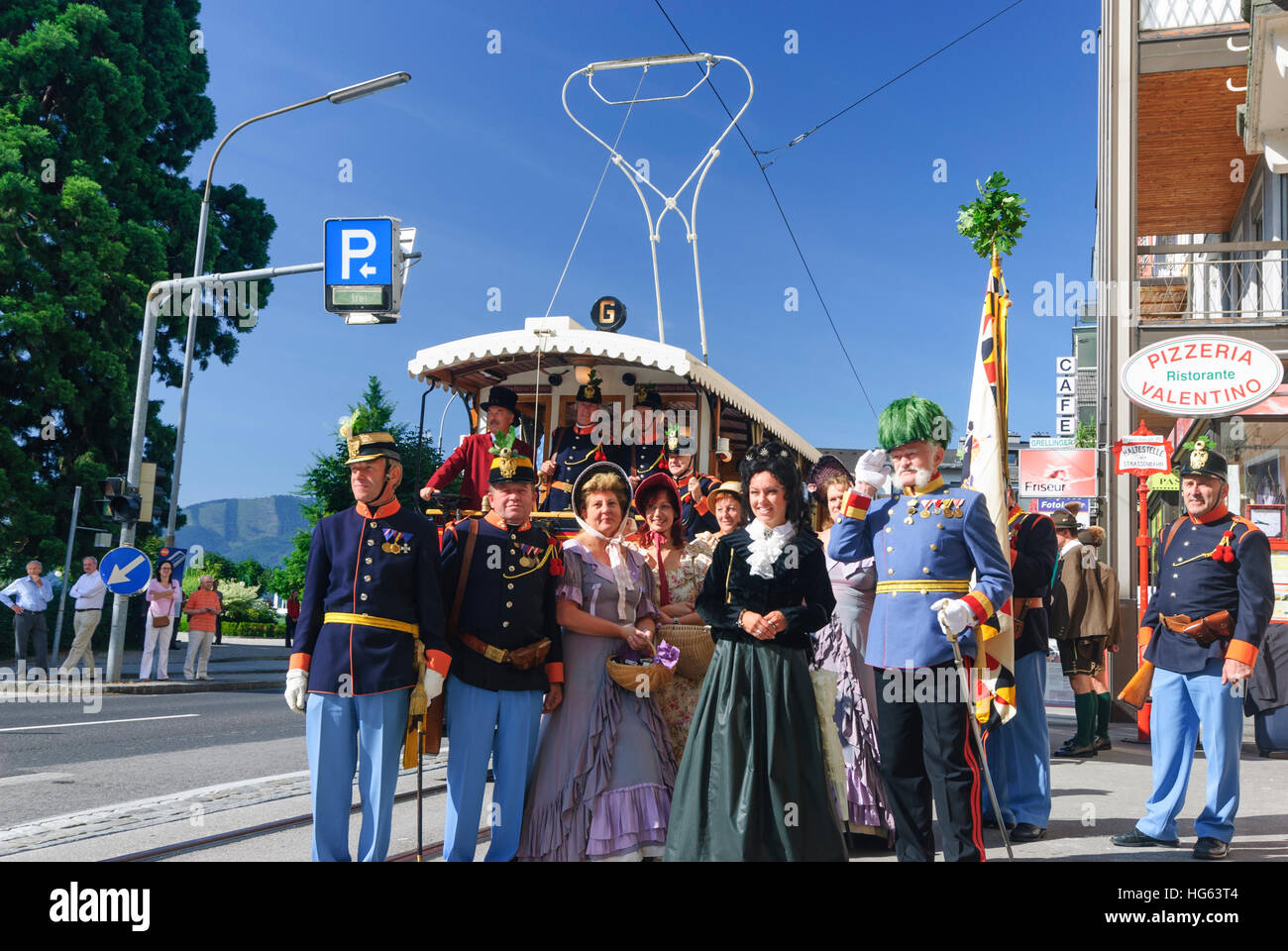 Gmunden: People in historical costumes bring the Emperor (saluting) to the Emperor's Feast in Bad Ischl with the GM5 Car of the tram, Salzkammergut, O Stock Photo
