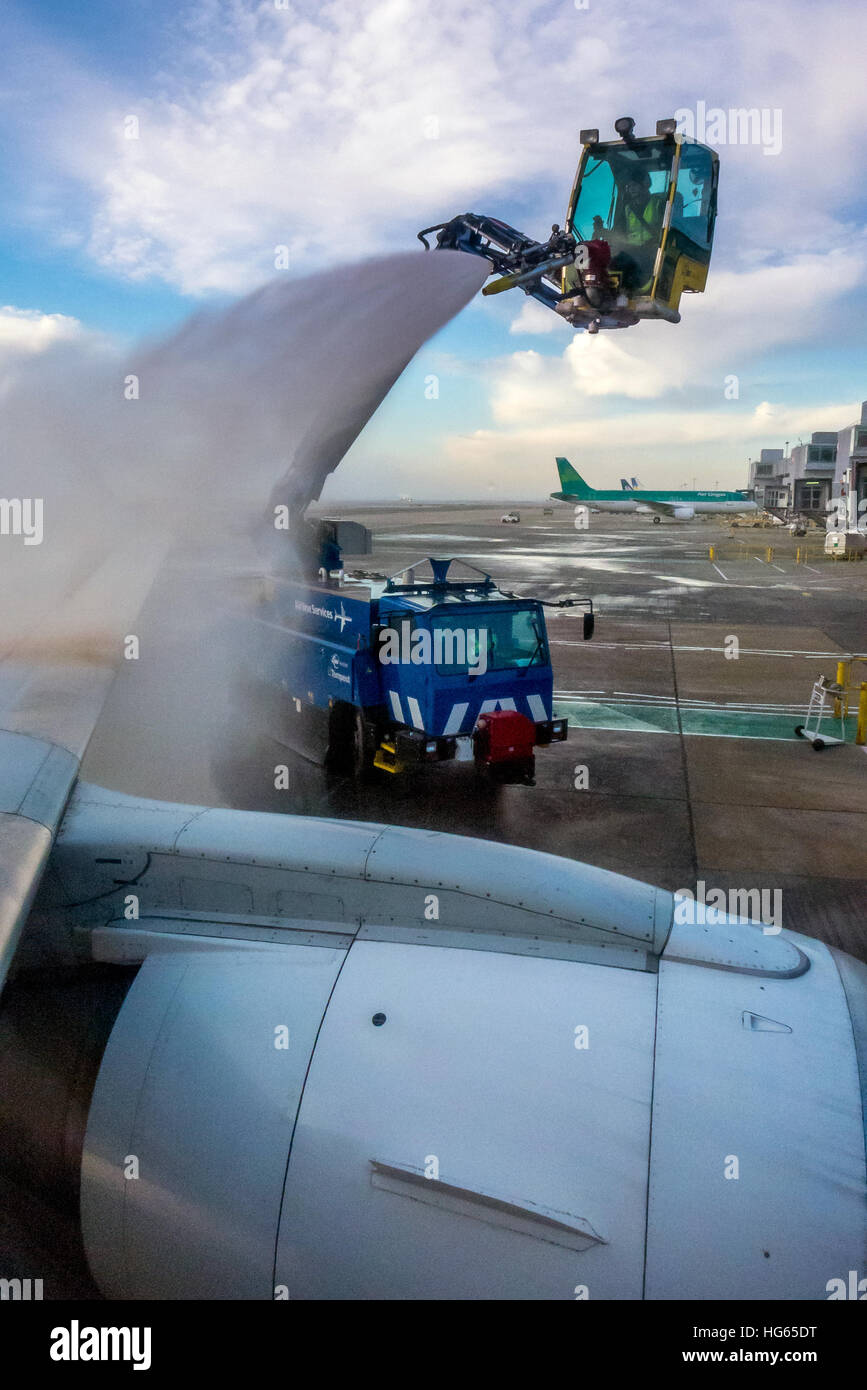 De-icing the wings of an airplane before departure from Gatwick Airport during the winter months Stock Photo