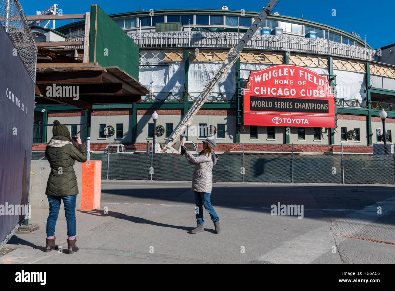 Chicago, USA. 4th Jan, 2017. Tourists view Wrigley Field, the home of baseball's Chicago Cubs, and current World Series Champions, which is currrently undergoing refurbishment and reconstruction. Works include construction of The Hotel Zachary as well as a new retail/entertainment complex at Addison & Clark. © Stephen Chung/Alamy Live News Stock Photo
