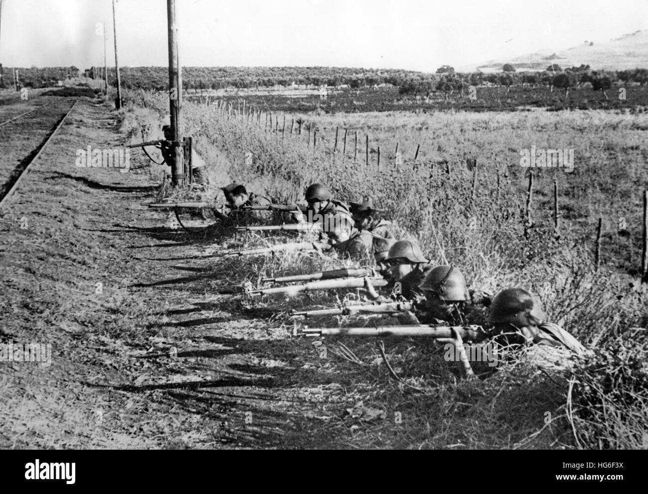 The Nazi propaganda picture shows troops of the Popular front defending a railroad against Francos troops near Córdoba, Spain, September 1936. Fotoarchiv für Zeitgeschichtee - NO WIRE SERVICE - | usage worldwide Stock Photo