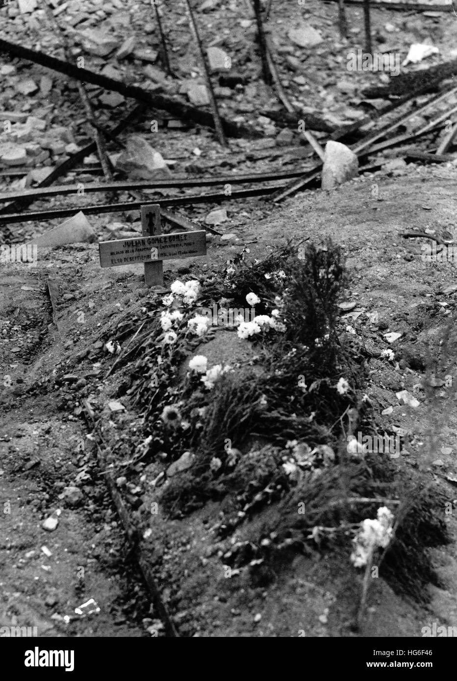 The Nazi propaganda picture shows the grave of a dead soldier of the infantry academy of Toledo after the occupation through Francos troops. The photo was taken in Toledo, Spain, November 1936. Fotoarchiv für Zeitgeschichtee - NO WIRE SERVICE - | usage worldwide Stock Photo