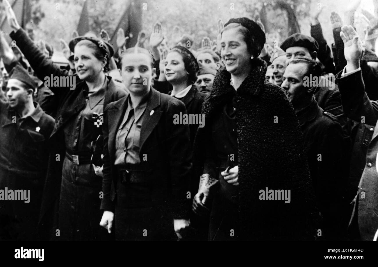 The Nazi propaganda picture shows the wife of Francisco Franco, Carmen Polo de Franco (right), government representative of the Spanish 'Auxilio Social', Mercedes de Redondo, and Propaganda head of the 'Auxilio Social', Miss Montojo holding up her arm on the occasion of a fascist activity. The photo was taken in Spain, recording date and location unknown. Fotoarchiv für Zeitgeschichtee - NO WIRE SERVICE - | usage worldwide Stock Photo