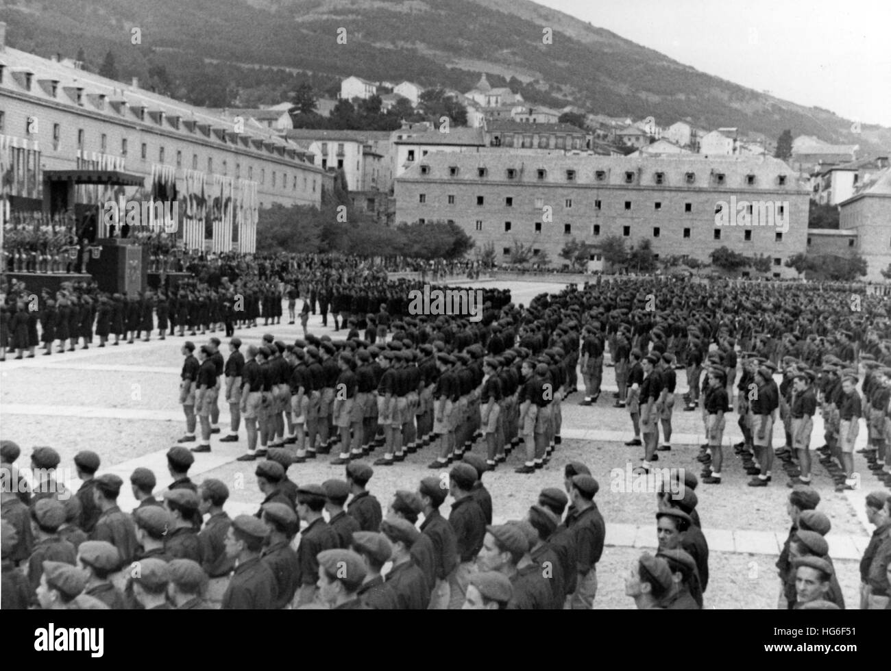 The Nazi propaganda picture shows a march of the fascist Falange Youth Movement in front of Spanish dictator Franco in the royal palace and monastery El Escorial near Madrid, Spain, October 1942. Fotoarchiv für Zeitgeschichtee - NO WIRE SERVICE - | usage worldwide Stock Photo