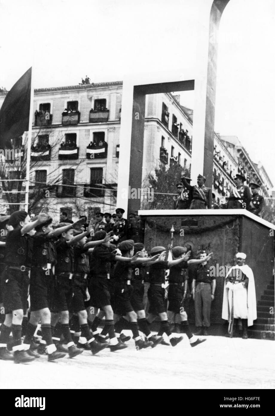The Nazi propaganda picture shows the march of the fascist Falange Youth Movement in front of Spanish dictator Francisco Franco on a parade honoring the fourth anniversary of the victory of Francos troops during the Spanish Civil War. The photo was taken in Madrid, Spain, April 1940. Fotoarchiv für Zeitgeschichtee - NO WIRE SERVICE - | usage worldwide Stock Photo