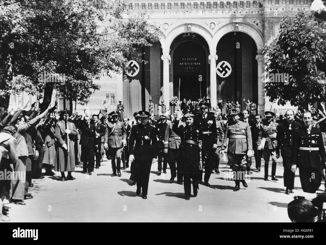 The Nazi propaganda picture shows the Spanish dictator Francisco Franco (front row right) doing the Nazi salute and the Spanish minster Ramon Serrano Suner (front row left) after the exhibition opening of the 'Neue Deutsche Architektur' (New German Architecture) in Madrid, Spain, May 1942. Fotoarchiv für Zeitgeschichtee - NO WIRE SERVIVE - | usage worldwide Stock Photo