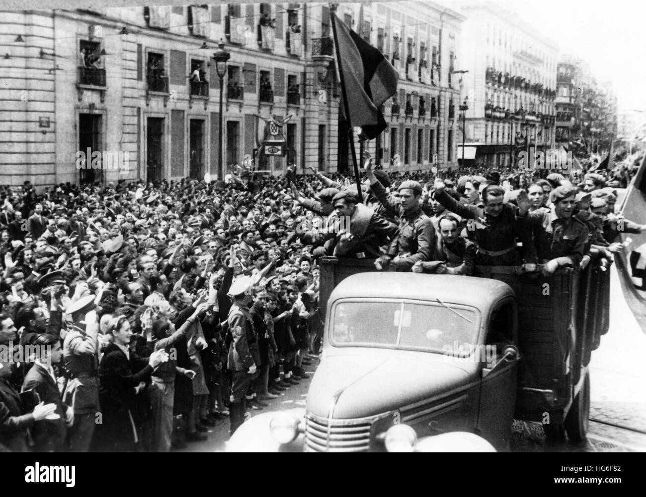 The Nazi propaganda picture shows the solemn welcoming of members of the Spanish Voluntary Division (Blue Division, División Azul) of the German Wehrmacht by the Spanish population in Madrid, Spain, May 1942. Fotoarchiv für Zeitgeschichtee - NO WIRE SERVICE - | usage worldwide Stock Photo