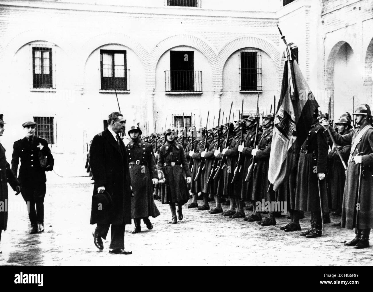 The Nazi propaganda picture shows Portuguese prime minister António de Oliveira Salazar stepping off in front of a guard of honour of Spanish troops in Sevilla on the occasion of his state visit in Spain. The photo was taken in Sevilla, Spain, February 1942. Fotoarchiv für Zeitgeschichtee - NO WIRE SERVICE - | usage worldwide Stock Photo