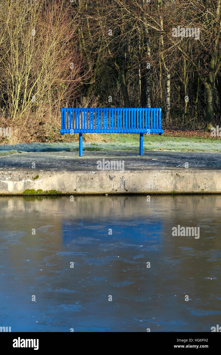 Preston, Lancashire, UK. 5th January, 2017. UK Weather. A cold icy start to the day in Lancashire as parts of the Lancaster Canal in Preston froze as temperatures fell below zero. © Paul Melling/Alamy Live News Stock Photo