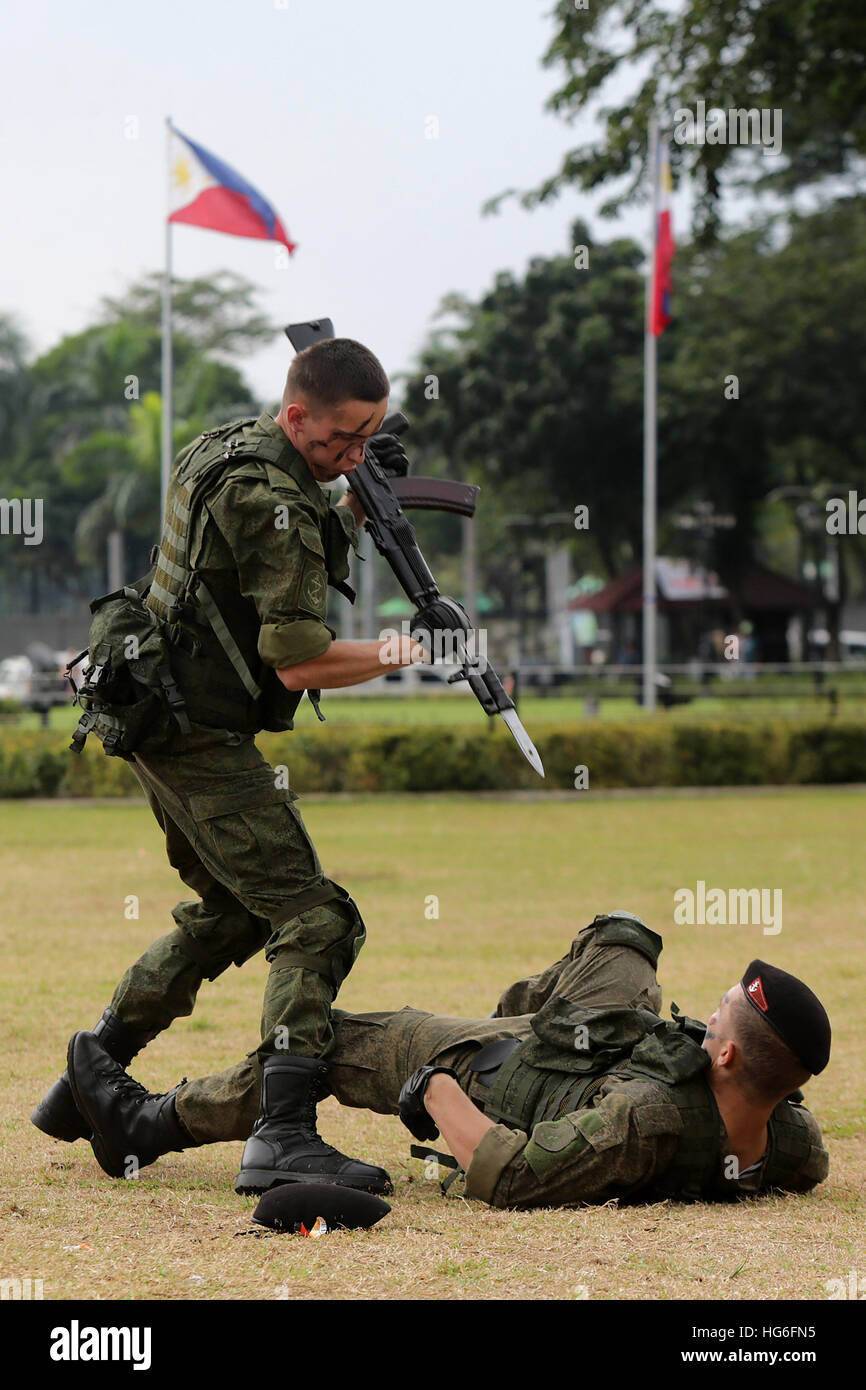 Manila, Philippines. 5th Jan, 2017. Soldiers from the Russian Marines show their fight skills at the Rizal Park in Manila, the Philippines, Jan. 5, 2017. A Russian anti-submarine destroyer and a replenishment vessel have docked in Manila for a goodwill visit, the Philippine military said on Tuesday. © Rouelle Umali/Xinhua/Alamy Live News Stock Photo