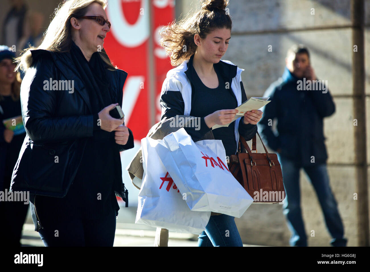 Rome, Italy. 5th Jan, 2017. Two women walk on the main shopping street in central Rome, Italy, on Jan. 5, 2017. Winter sale starts Thursday in major cities of Italy. Italians' purchasing power slightly rises this year than the same period of last year. © Jin Yu/Xinhua/Alamy Live News Stock Photo