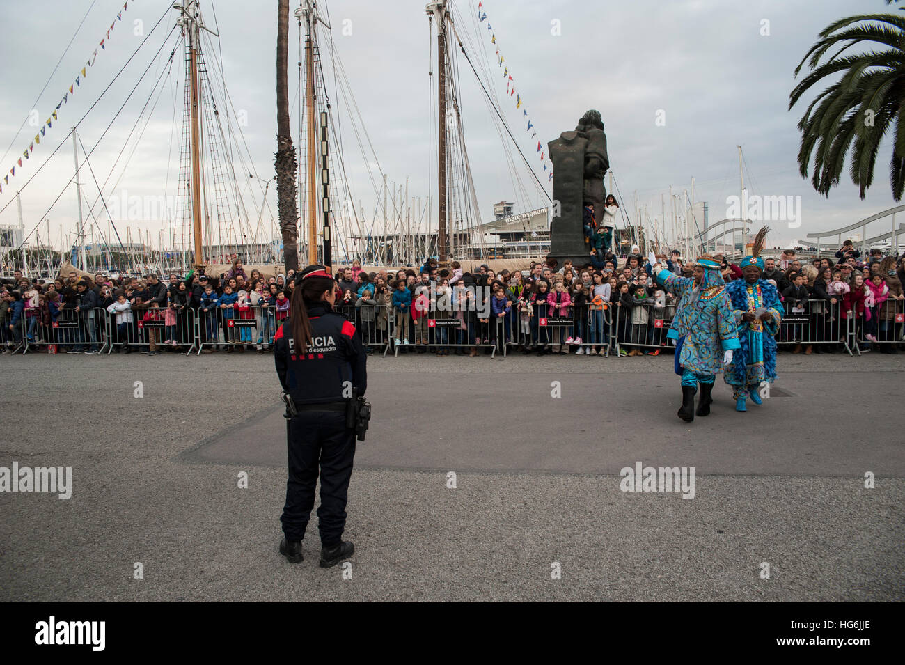 The Three Kings arrive by boat to Barcelona, Spain, thursday, 05th Jan, 2017. It is a parade symbolizing the coming of the Magi to Bethlehem following the birth of Jesus. In Spain and many Latin American Countries Epiphany is the day When gifts are Exchanged. © Charlie Perez/Alamy Stock Photo