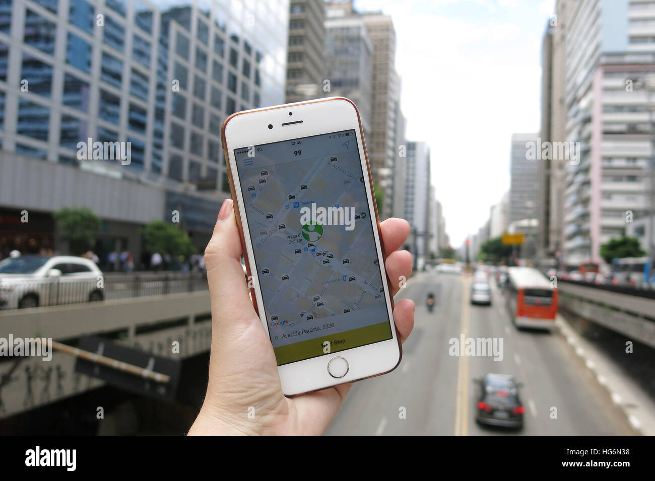 Sao Paulo, Brazil. 5th Jan, 2017. A person uses the app of 99, Brazil's largest locally shared mobility provider, in Sao Paulo, Brazil, Jan. 5, 2017. Chinese mobile transportation giant Didi Chuxing partnered with Brazil's largest local shared mobility provider 99 to promote ridesharing, the company announced Thursday. © Rahel Patrasso/Xinhua/Alamy Live News Stock Photo