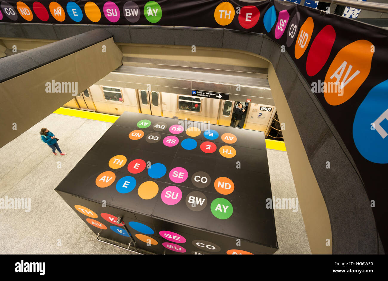 Downtown train in 96th Street station of Second Avenue Subway in NYC Stock Photo - Alamy