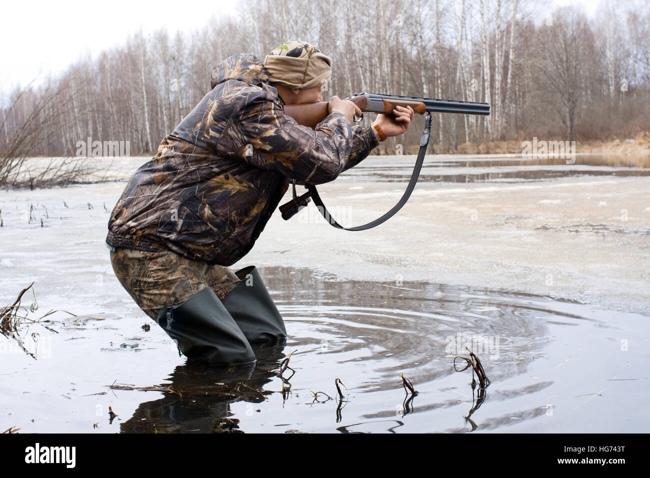 сбежал с ружьем.