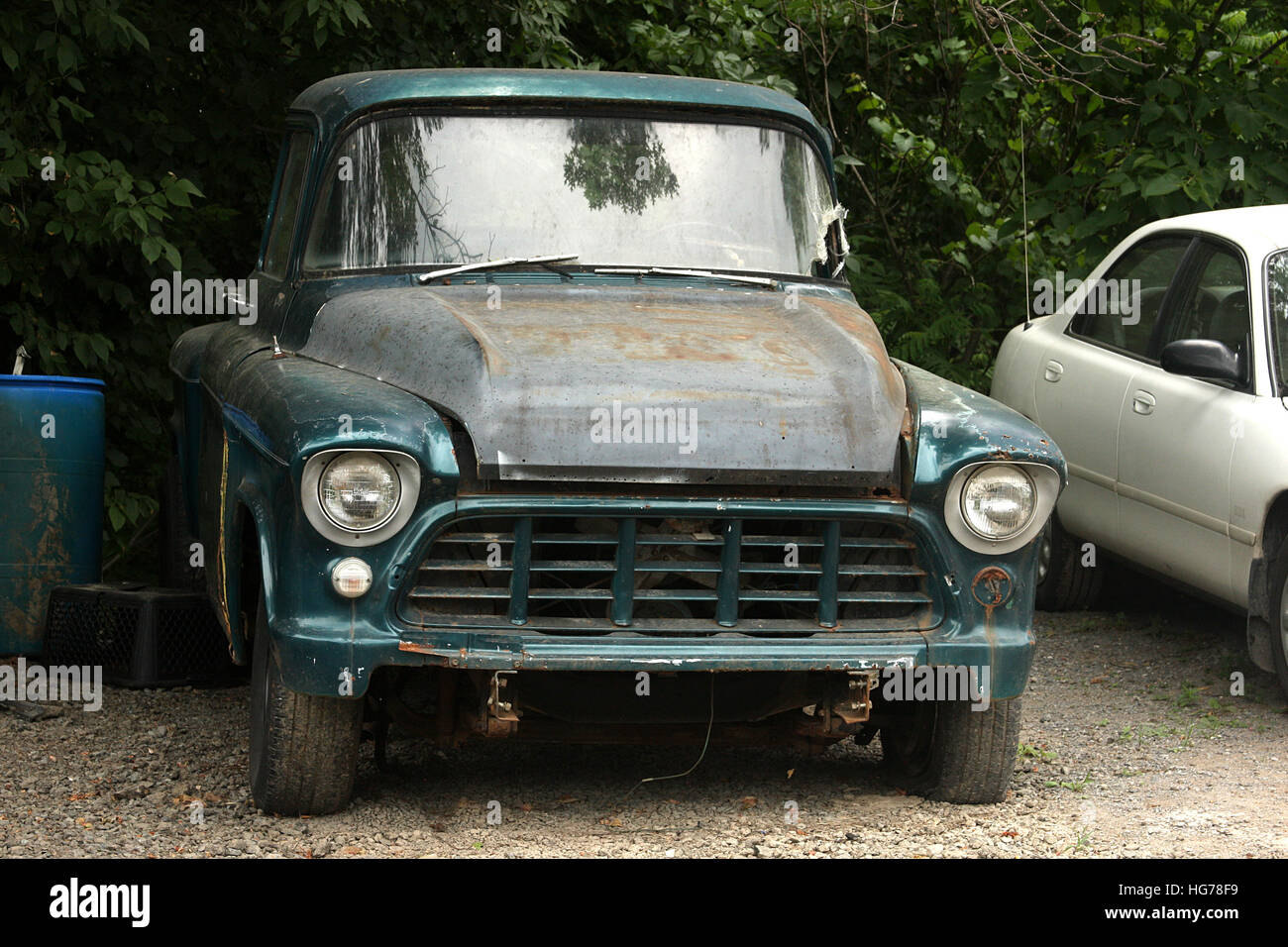 Old rusting green truck hi-res stock photography and images - Alamy