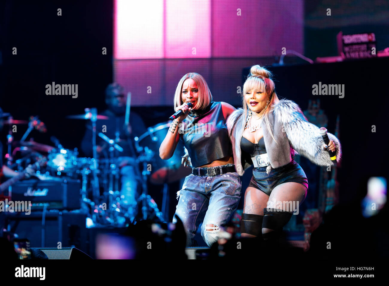 Mary j blige and family hi-res stock photography and images - Alamy