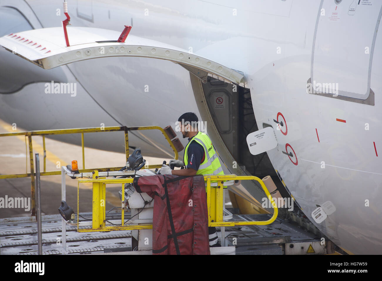 Cargo hold loading of a Swiss Airbus A330 (HB-JHH) at Chicago O'Hare