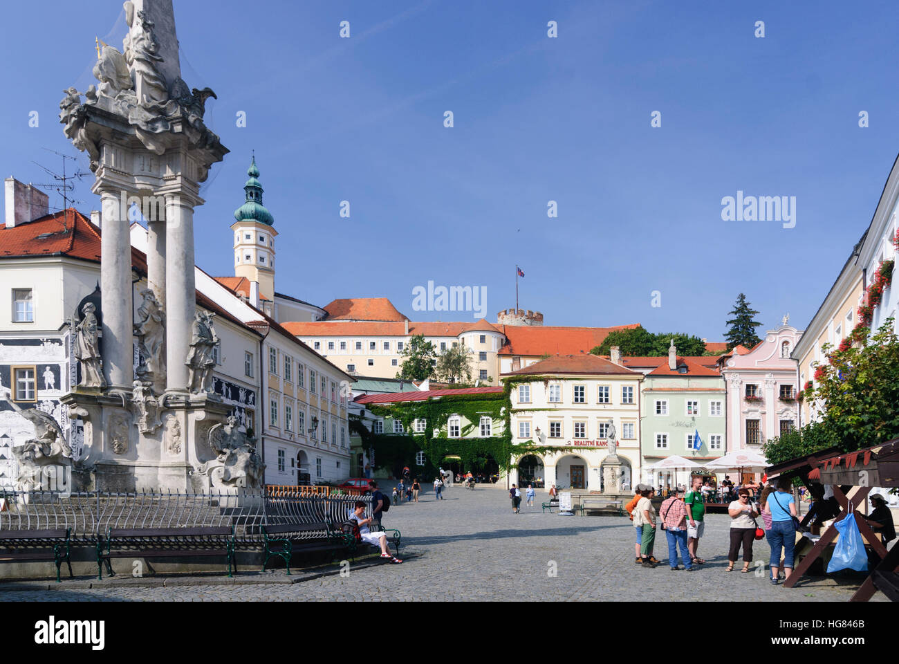 Mikulov (Nikolsburg): Main square with house to the knights (sgraffiti), trinity column and castle, , Jihomoravsky, Südmähren, South Moravia, Czech Stock Photo