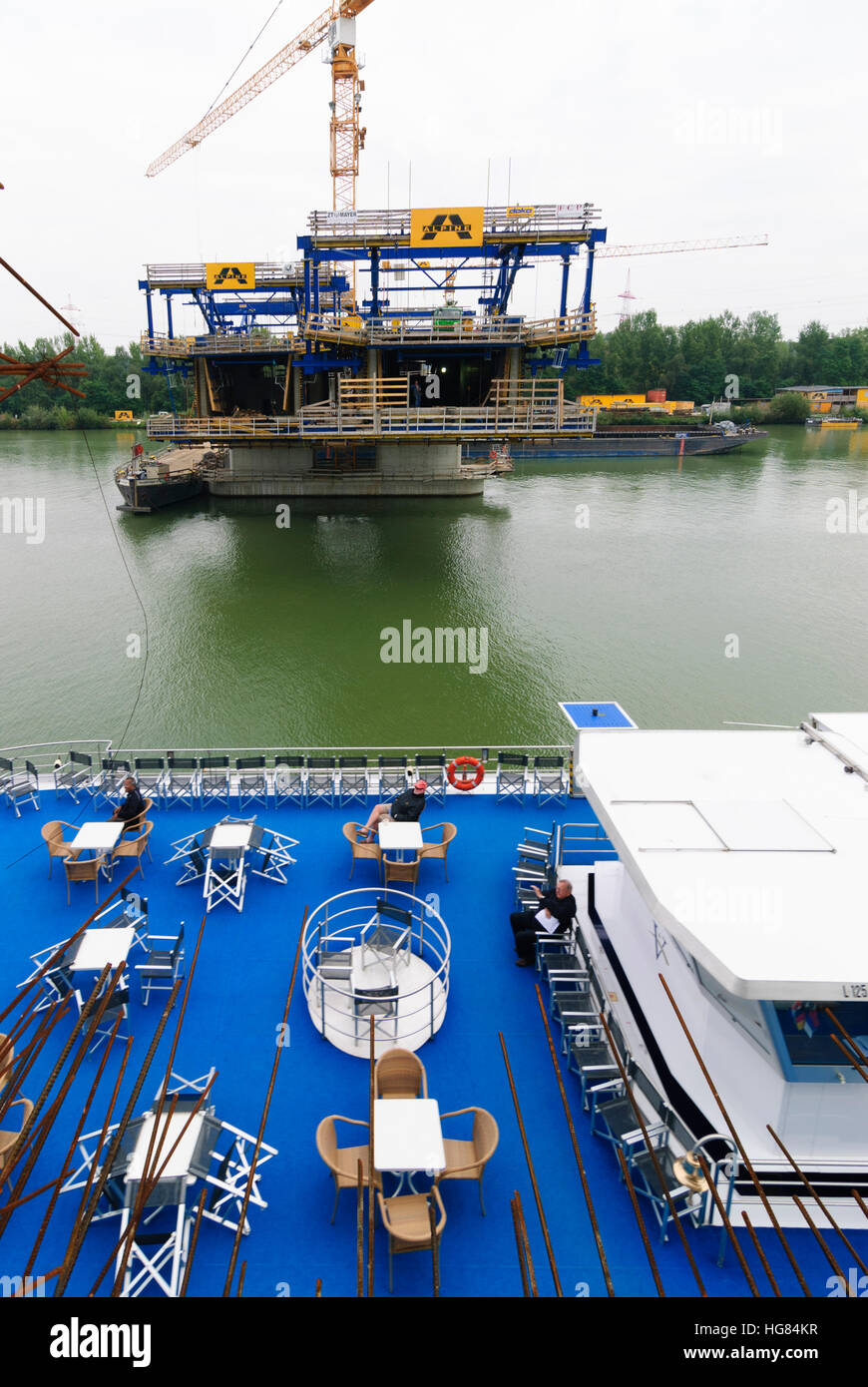 Traismauer: bridge under construktion, Danube, cruise ship, Donau, Niederösterreich, Lower Austria, Austria Stock Photo