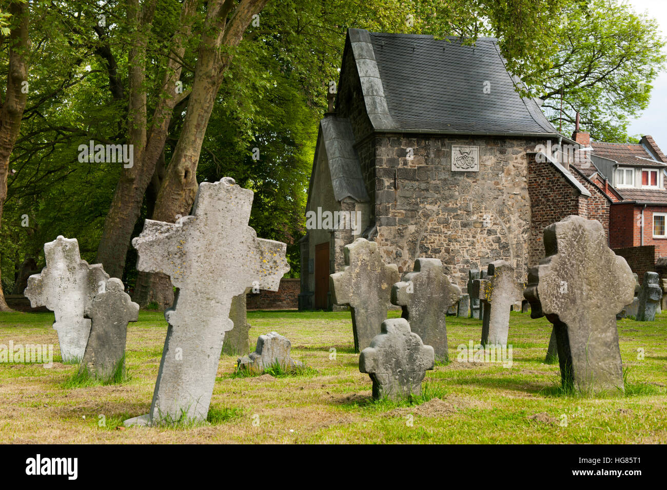 Deutschland, NRW, Städteregion Aachen, Alsdorf, steinernen Grabkreuze in der Nähe der Burg, bei der Kriegergedächtniskapelle. Diese ist ein Rest der ä Stock Photo
