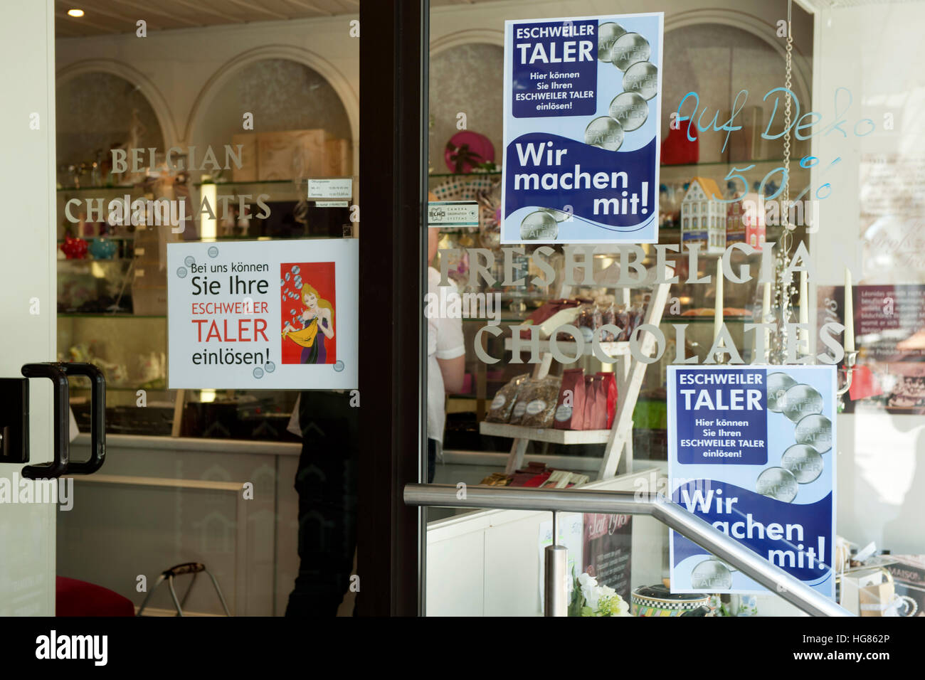 Deutschland, NRW, Städteregion Aachen, Eschweiler, Geschäft mit Eschweiler Talern in der Fußgängerzone Grabenstraße Stock Photo