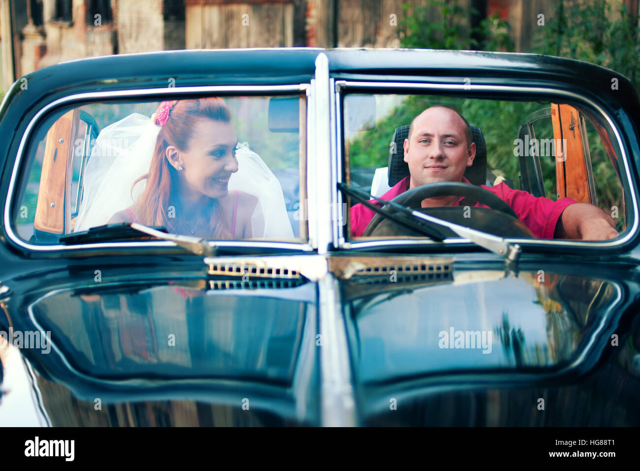 bride and groom in a retro car Stock Photo - Alamy