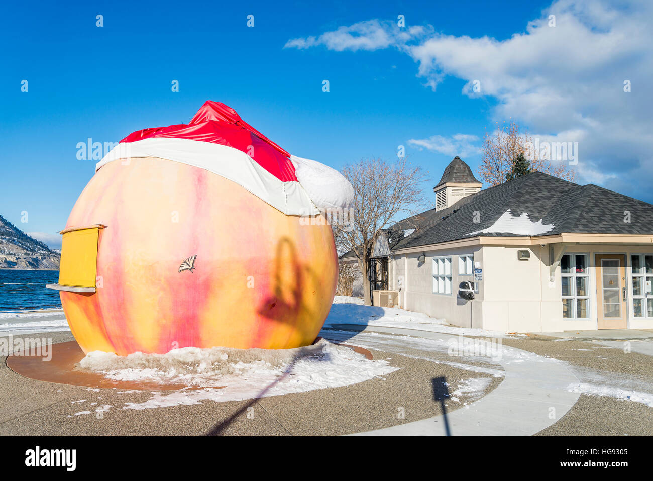 The Penticton Peach take out kiosk with santa hat, Rotary Park, Okanagan  Lake, Penticton, , British Columbia, Canada Stock Photo - Alamy
