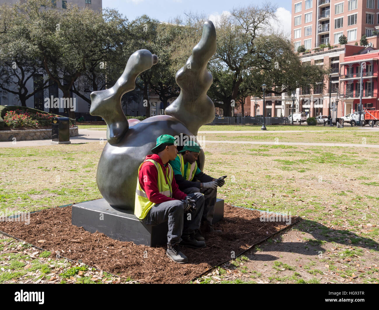 Workmen take a break sitting on a sculpture by Tara Conley, Lafayette Square, New Orleans Stock Photo