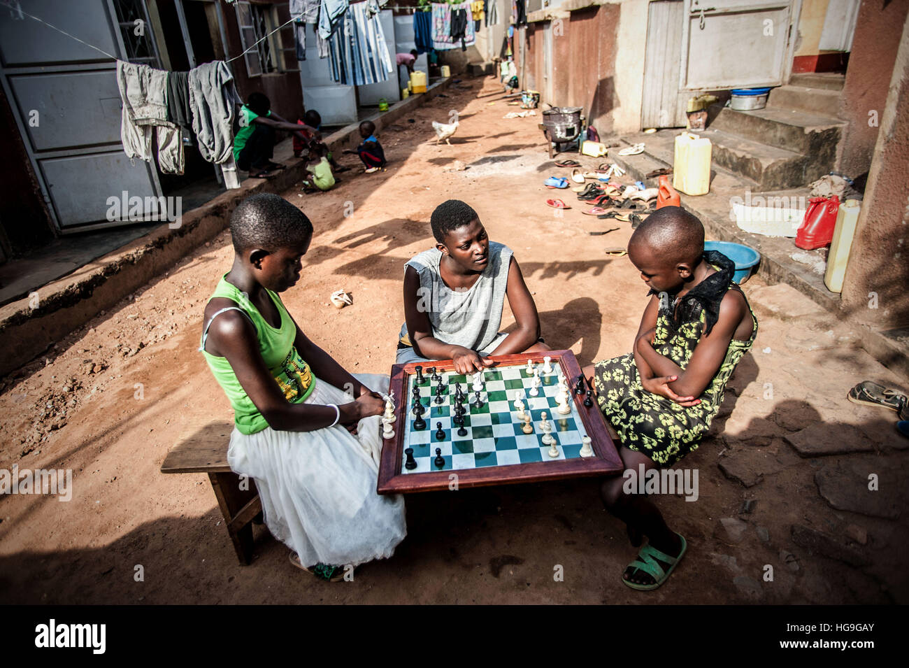 children play chess in Katwe slum, Kampala, Uganda Stock Photo - Alamy