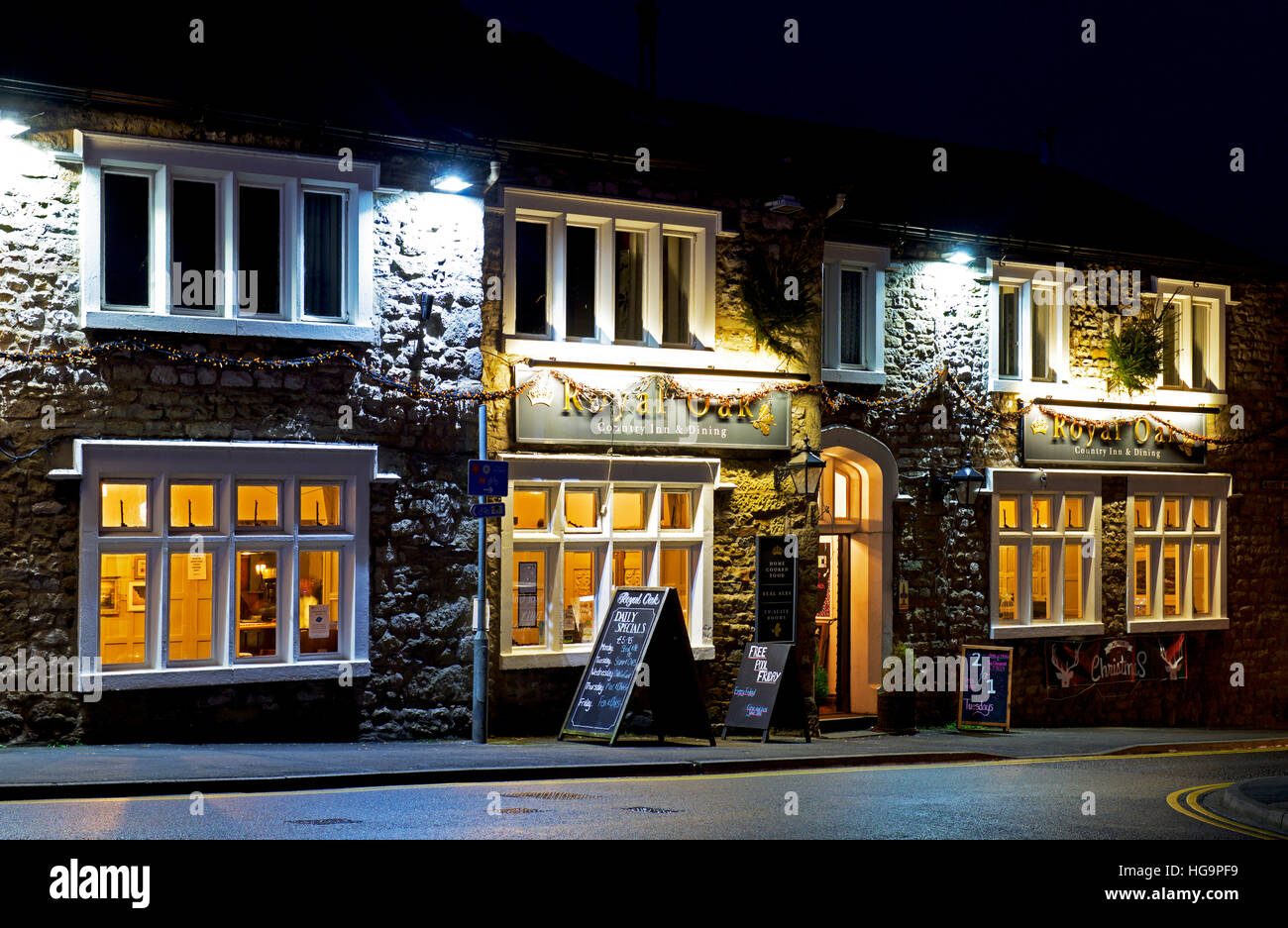 The Royal Oak pub at night, Settle, North Yorkshire, England UK Stock Photo
