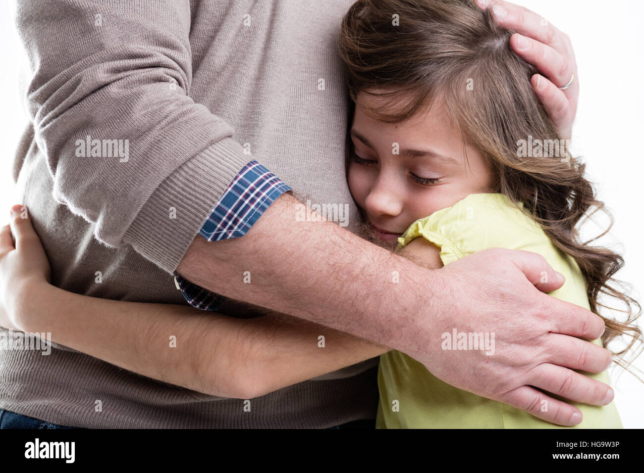 Отец защищает дочь. Мама и папа ругают ребенка. Молитва матери о сыне сильная защита. Мать защищает ребенка. Игра, которая папаша защищает дочерей.