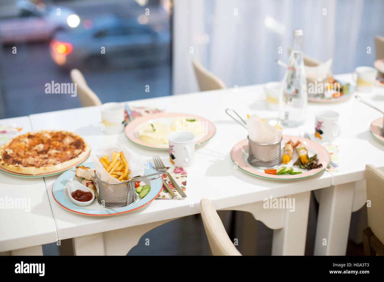 Child setting table hi-res stock photography and images - Alamy