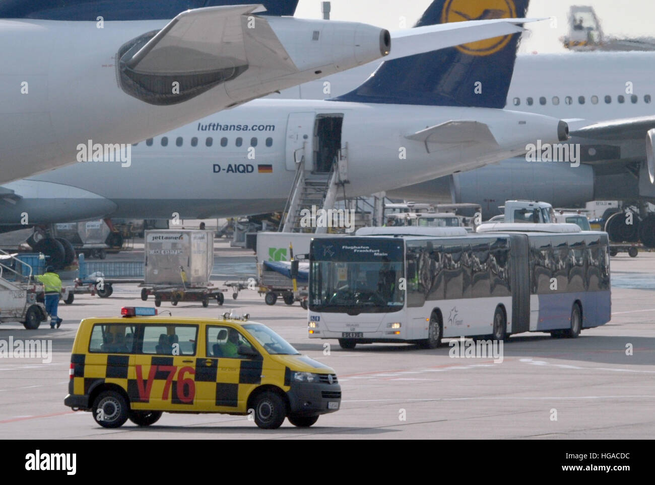 Frankfurt, Deutschland. 20th Feb, 2012. ARCHIV - Ein sogenanntes 'Follow Me'-Fahrzeug und ein Bus mit Flug-Passagieren fahren am 20.02.2012 über das Rollfeld des Flughafens in Frankfurt am Main. (zu dpa «Busunfall auf Frankfurter Flughafen - Rund 15 Verletzte» vom 06.01.2016) Foto: Boris Roessler/dpa /dpa/Alamy Live News Stock Photo