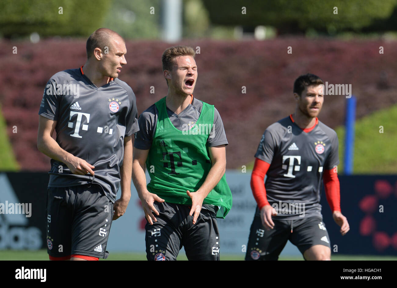 Doha, Qatar. 6th Jan, 2017. Joshua Kimmich (M) of FC Bayern Munich stands  shouting between Holger Badstuber (L) and Xabi Alonso during a training  session in Doha, Qatar, 6 January 2017. FC