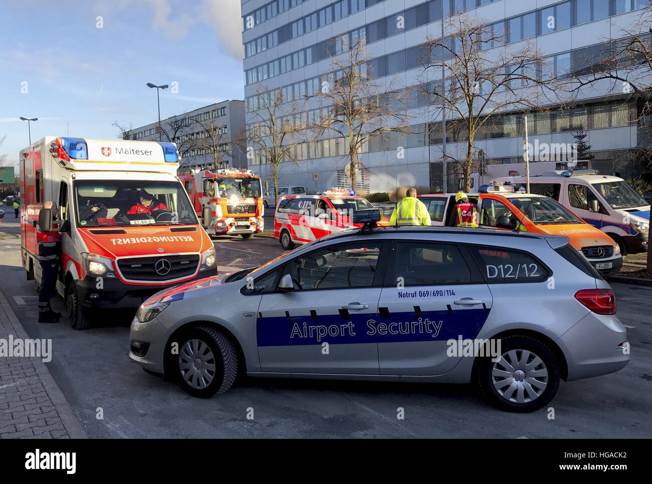 dpatopbilder - Rettungsfahrzeuge stehen am 06.01.20 vor Tor 3 am Terminal 1 des Frankfurter Flughafens. Zuvor war ein mit 75 Menschen besetzter Bus mit einem anderen Fahrzeug auf dem Vorfeld zusammengestoßen. Die beiden Fahrer und ein Passagier werden schwer verletzt.   (zu dpa «Busunfall auf Frankfurter Flughafen - Rund 15 Verletzte» vom 06.01.2017) Foto: Jürgen Mahnke/dpa +++(c) dpa - Bildfunk+++ Stock Photo