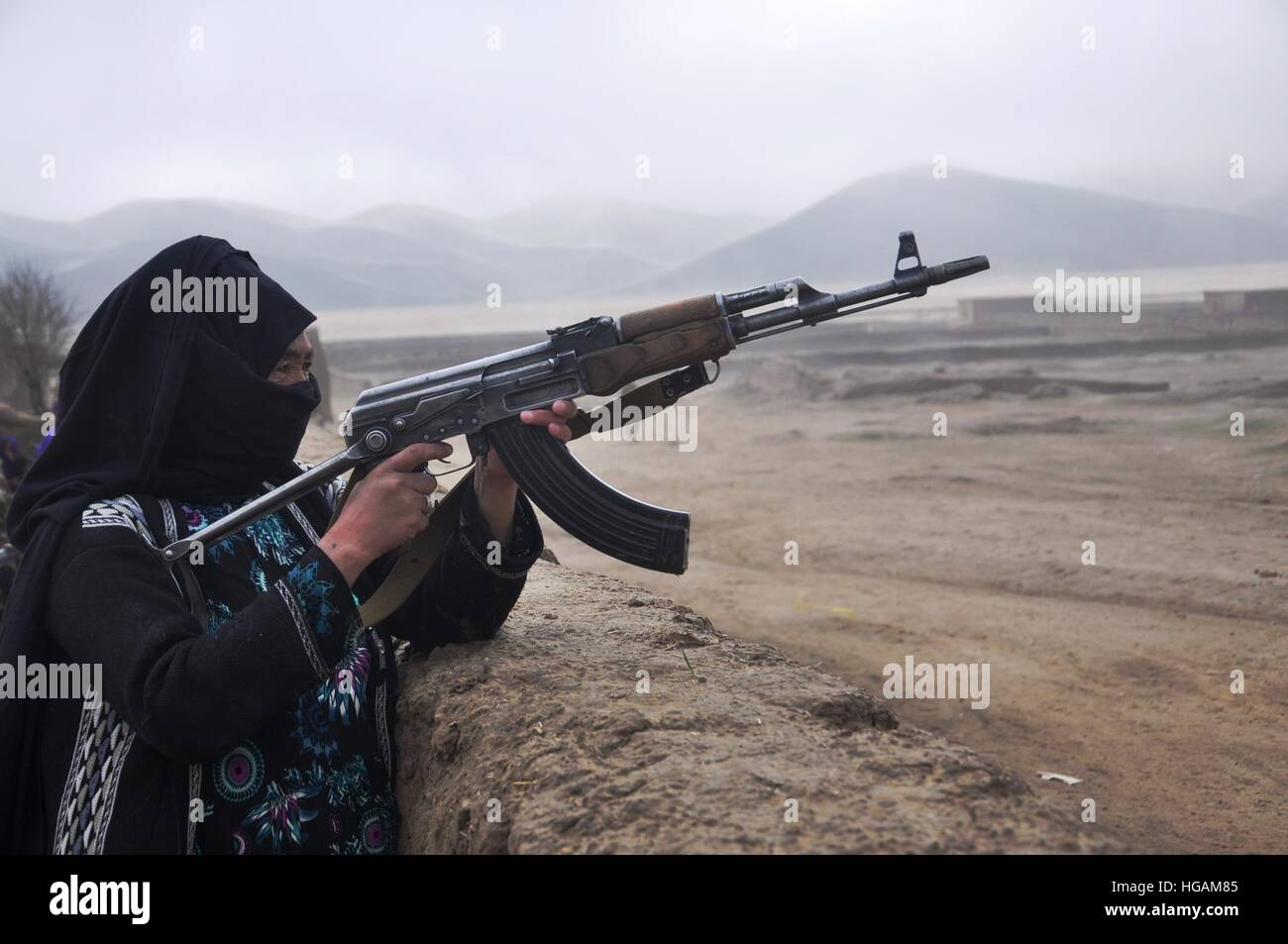 Shiberghan, Afghanistan. 5th Jan, 2017. A local woman poses with a gun in Qushtapa district of Jauzjan province, Afghanistan, Jan. 5, 2017. More than hundreds of women have taken arms against armed insurgents in the northern Jauzjan province. © Mohammad Jan Aria/Xinhua/Alamy Live News Stock Photo