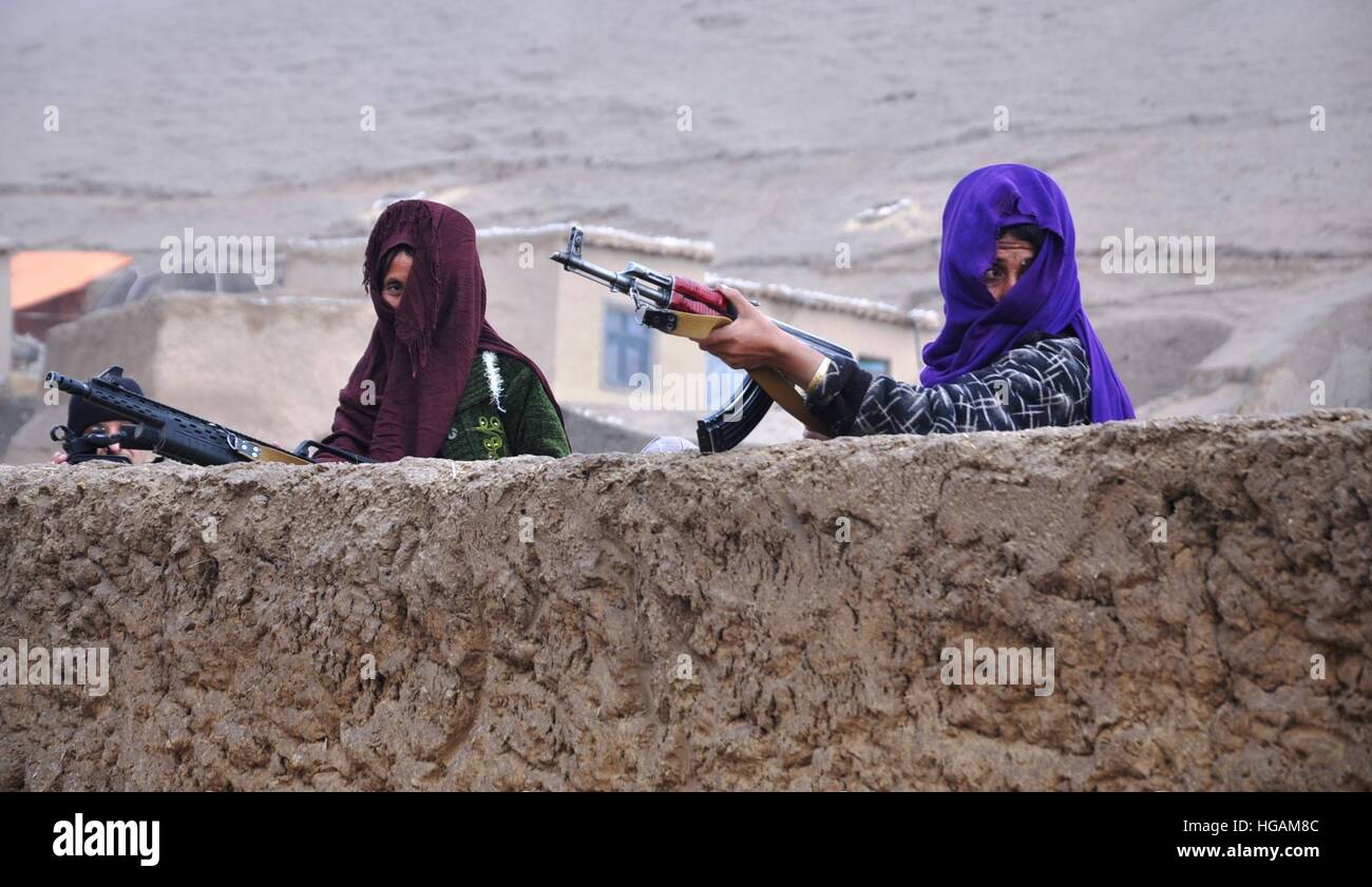 Shiberghan, Afghanistan. 5th Jan, 2017. Local women pose with guns in Qushtapa district of Jauzjan province, Afghanistan, Jan. 5, 2017. More than hundreds of women have taken arms against armed insurgents in the northern Jauzjan province. © Mohammad Jan Aria/Xinhua/Alamy Live News Stock Photo