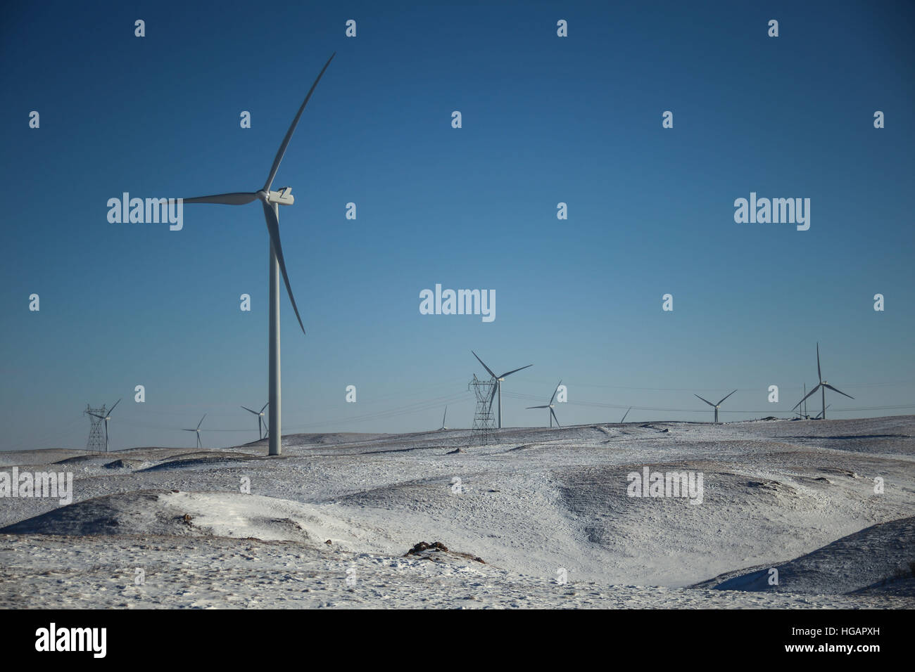Hebron, North Dakota, USA. 6th Jan, 2017. Wind turbines are scattered within the Bakken Formation along Interstate 94 near Hebron, North Dakota. © Joel Angel Juarez/ZUMA Wire/Alamy Live News Stock Photo