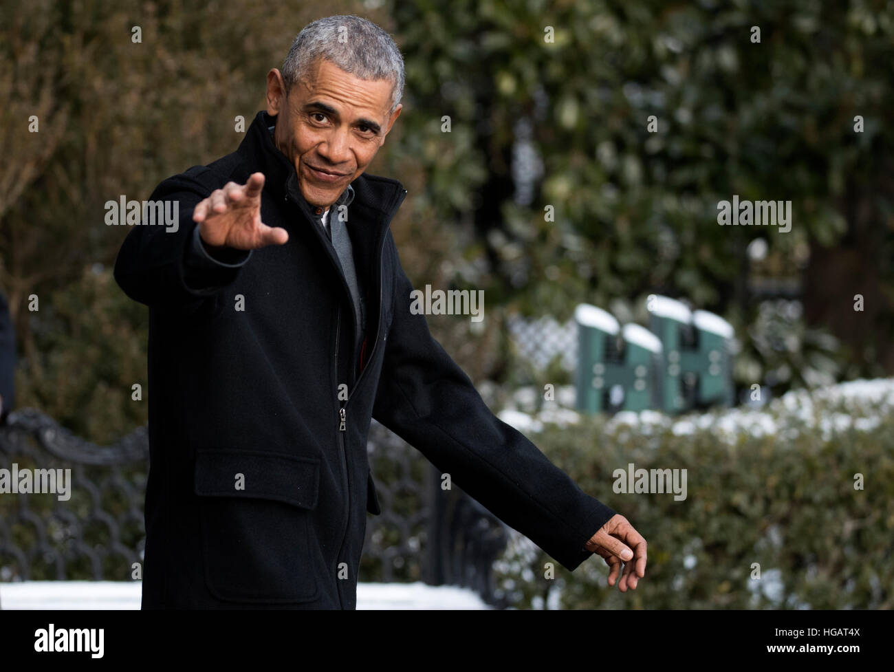 Washington, DC, USA. 07th Jan, 2017. US President Barack Obama walks to board Marine One on the South Lawn of the White House in Washington, DC, USA, 07 January 2017. President Obama is departing the White House for an evening trip to Florida to attend a wedding. © MediaPunch Inc/Alamy Live News Stock Photo