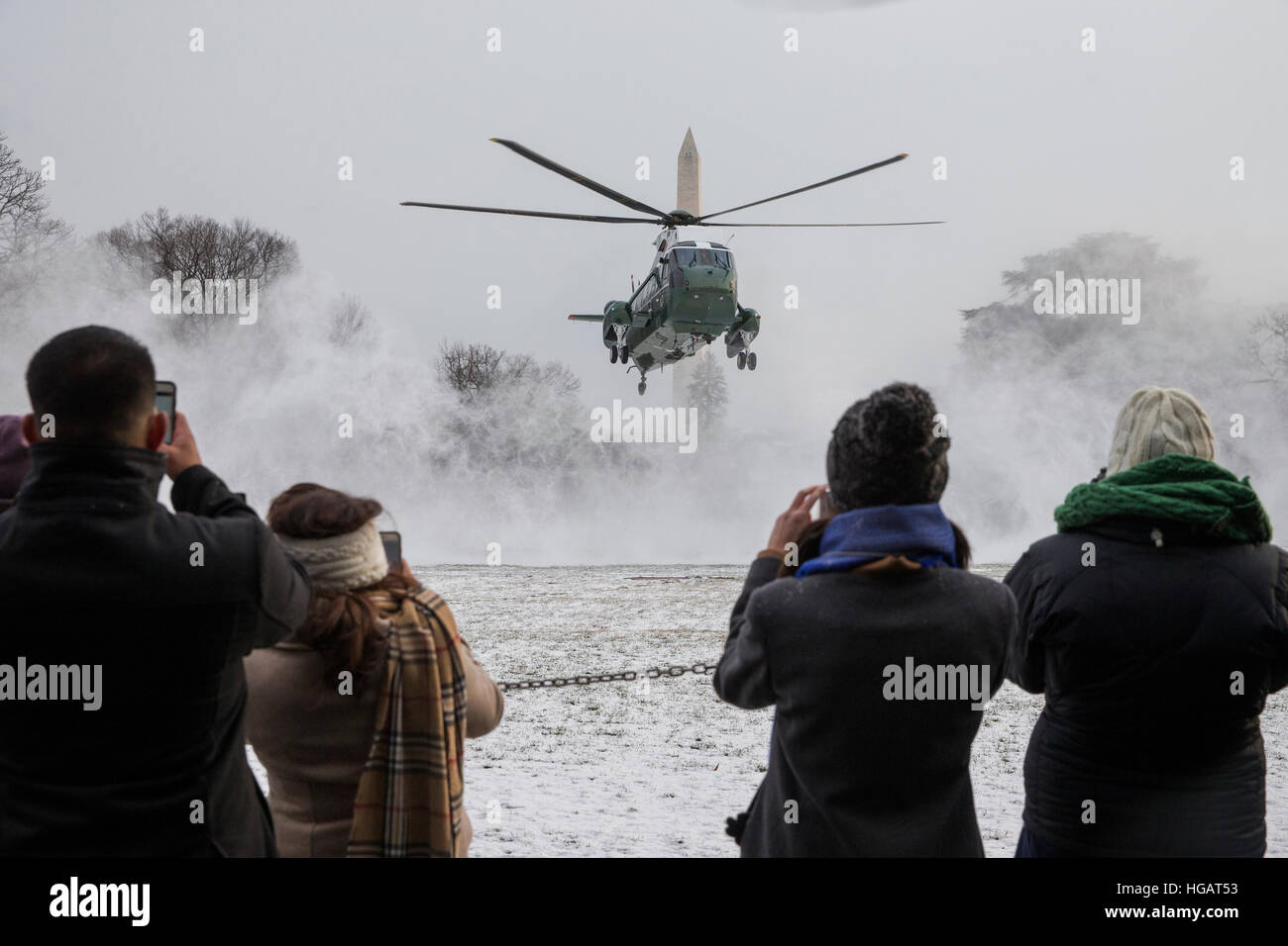 Washington, DC, USA. 07th Jan, 2017. Marine One lands on the South Lawn of the White House in Washington, DC, USA, 07 January 2017. President Obama is departing the White House for an evening trip to Florida to attend a wedding. © MediaPunch Inc/Alamy Live News Stock Photo