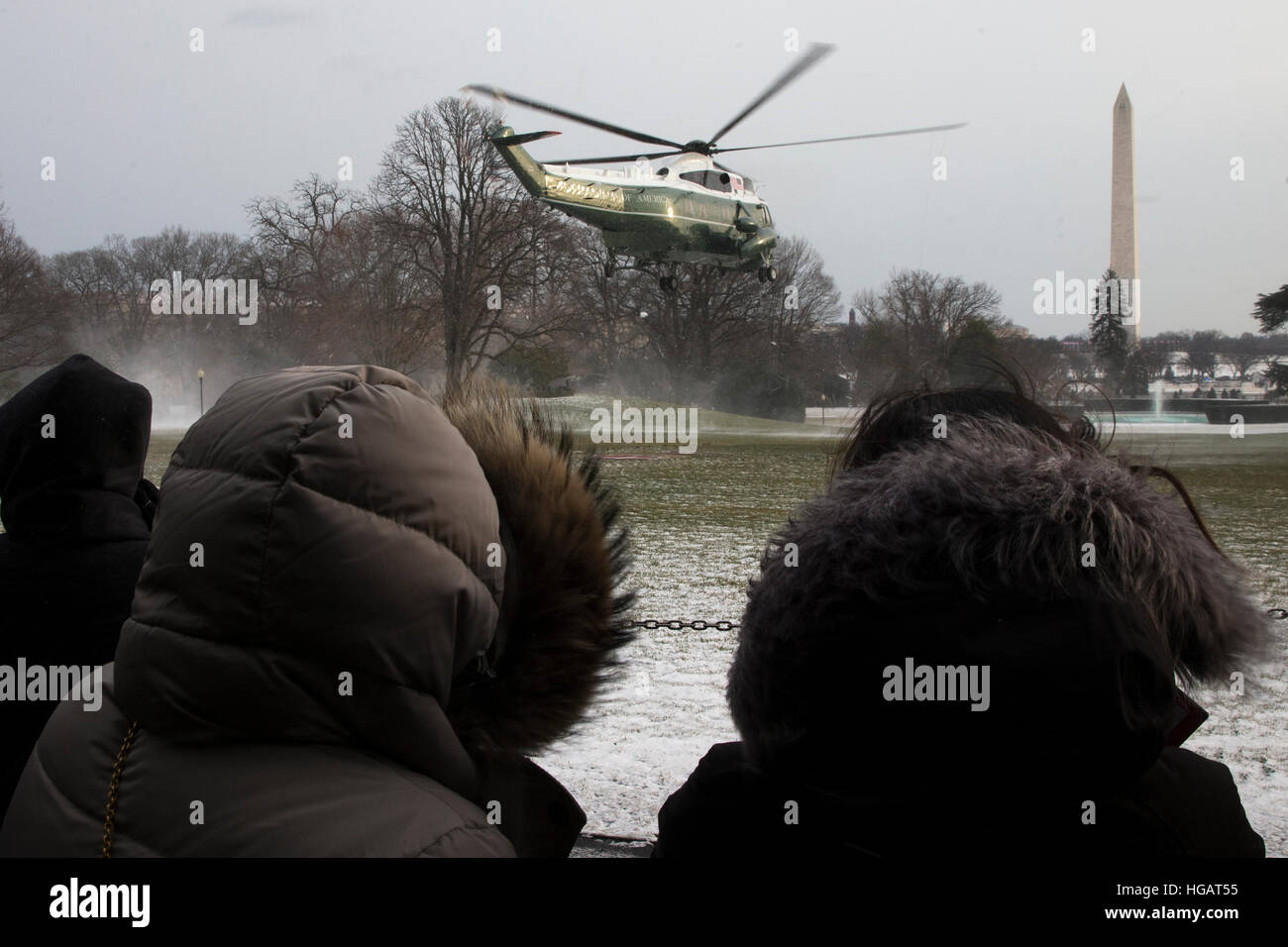 Washington, DC, USA. 07th Jan, 2017. Marine One, with US President Barack Obama aboard, lifts off the South Lawn of the White House in Washington, DC, USA, 07 January 2017. President Obama is departing the White House for an evening trip to Florida to attend a wedding. © MediaPunch Inc/Alamy Live News Stock Photo