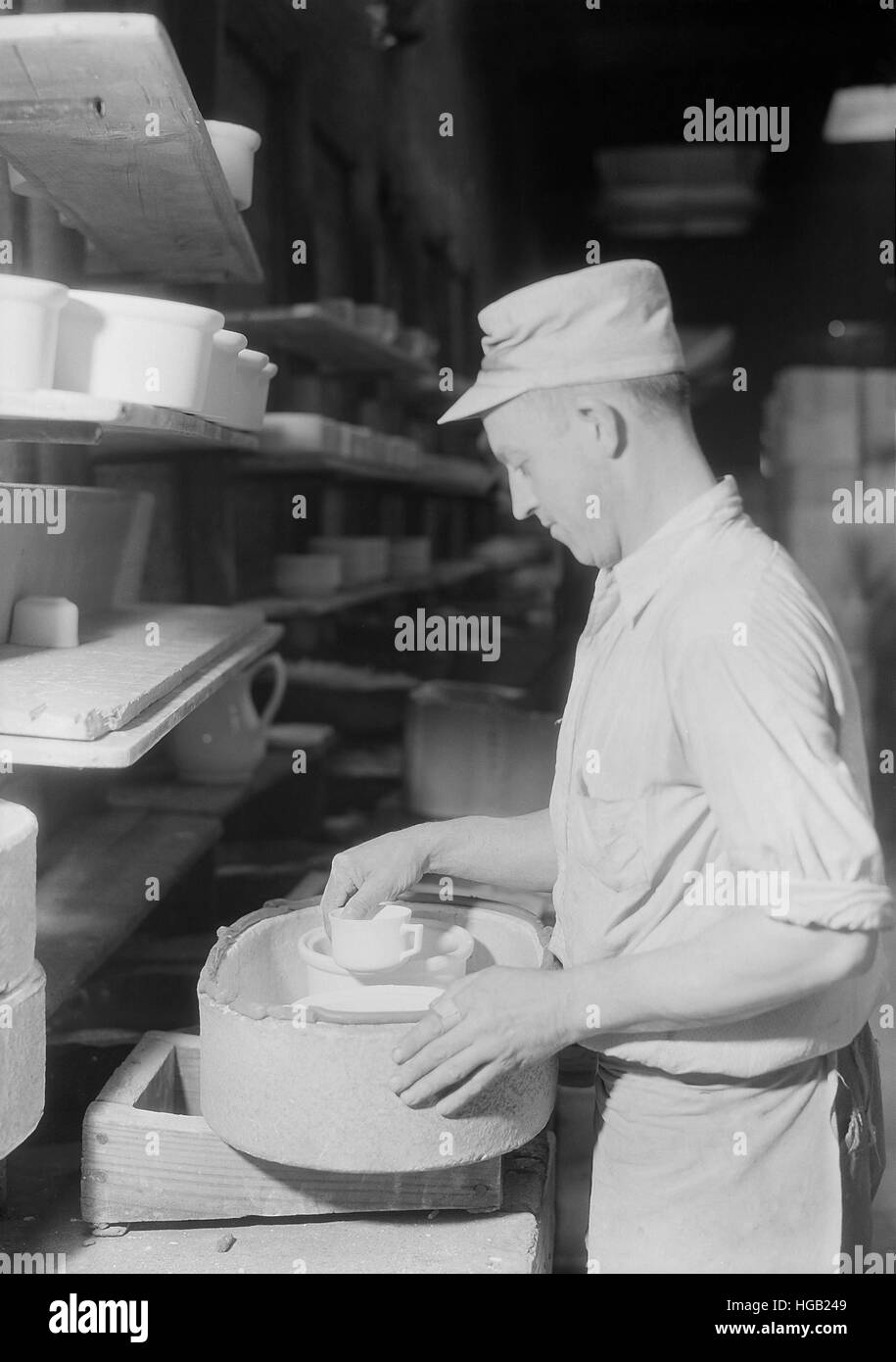 A kiln placer at Southern Potteries, Elroy, Tennessee, 1933. Stock Photo